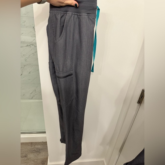 Grey figs scrubs - Picture 2 of 4